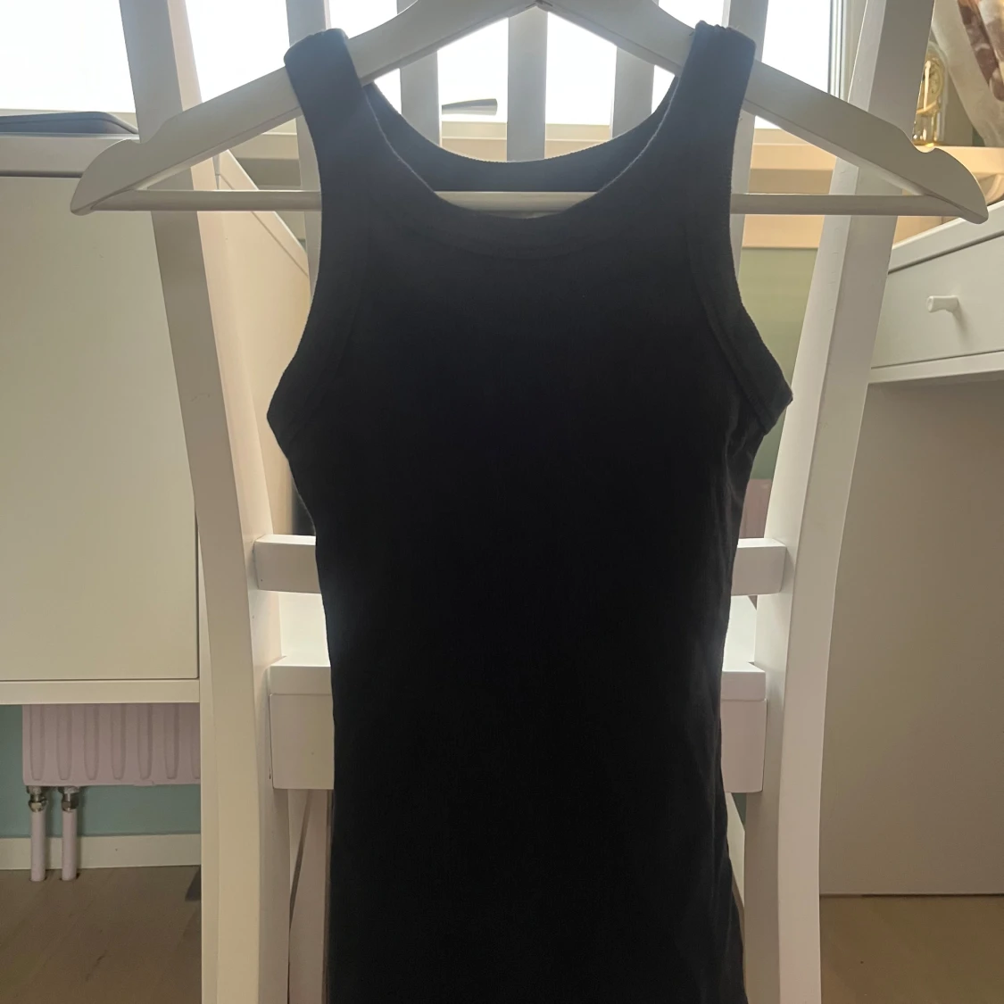 Svart ärmlös linnetopp