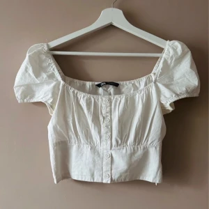 Vit kortärmad blus från Zara - Säljer en söt vit blus från Zara med korta puffärmar, storlek S