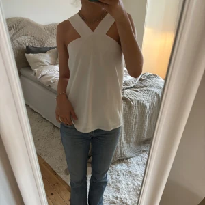 Vit ärmlös topp - Jääättesöt topp! Så nice att ha på fester, middagar eller på sommaren😋❤️