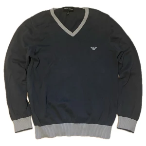 Armani V-neck Sweatshirt  - Fet vintage Emporio Armani sweatshirt med v-neck.  Size S, TTS, Box fit och lite pösigare passform. Så gott som ny med undantag av minimal fläck vid ärm (näst sista bild) och bortklippta tvättlappar på insidan av tröjan (sista bild). 