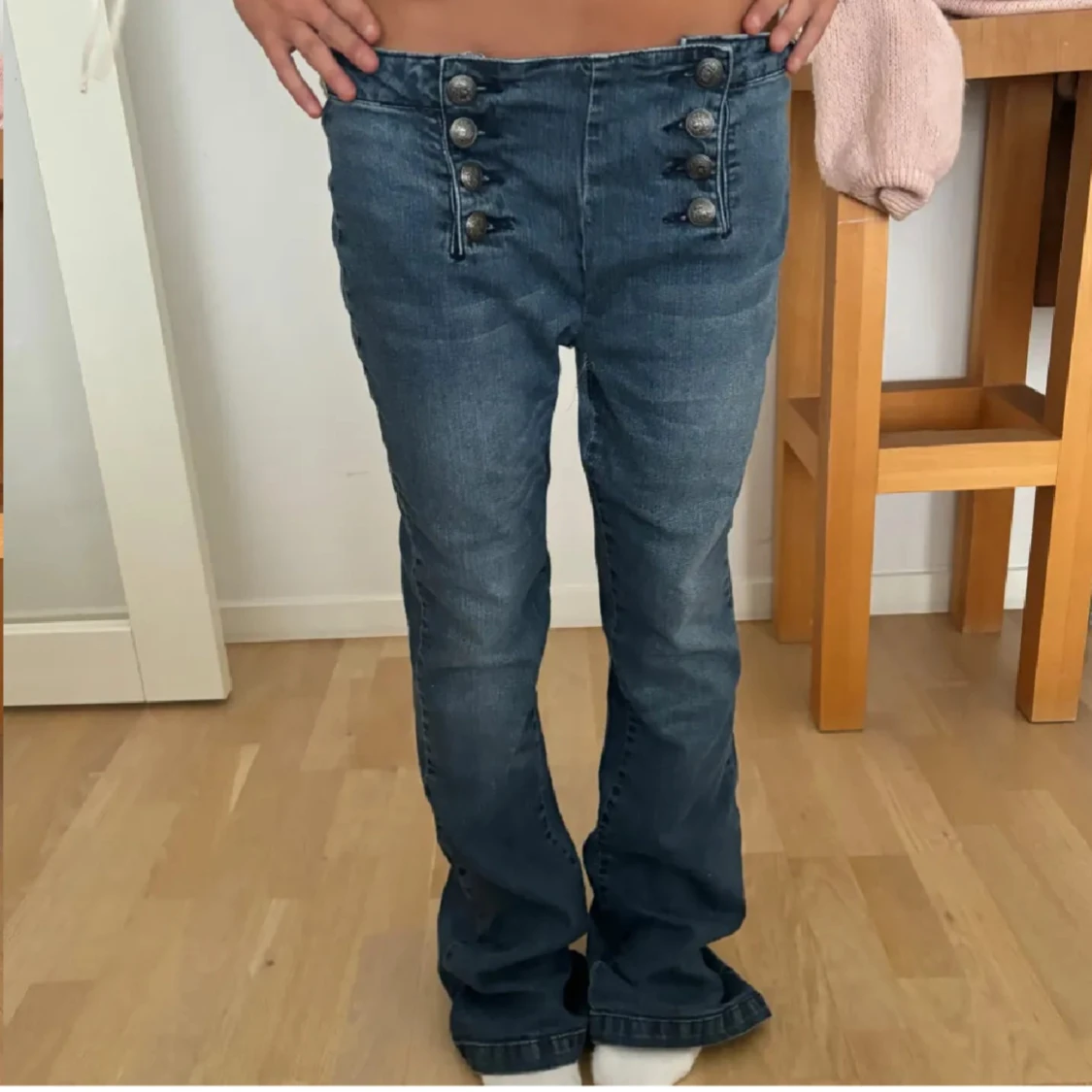 Blå jeans med knappar - 2