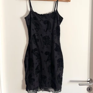 Meshklänning  - Miniklänning med dubbla lager, mesh tyg utanpå! Klänningen har en body-con passform och är stretchig. Jag är 174 cm och på mig hamnar den högt på låret (normal minilängd). Har använts fåtal gånger. Alla använda plagg som säljs tvättas noga innan leverans! Det är bara att skriva om du har några frågor! <3 