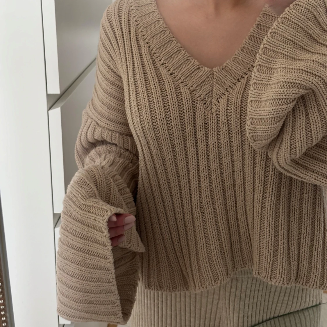 Beige stickad tröja med v-ringning