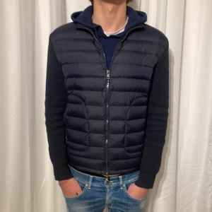 Moncler cardigan  - Säljer nu en extremt snygg moncler cardigan! Grymt skick och svält klart äkta! MVH store-101🙌🏼
