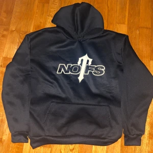 Svart tracksuit från nofs - Säljer en svart tracksuit från märket nofs. Säljer den pågrund av att den inte används längre men den är jätteskön och är i mycket bra skick. Nypris 2000kr. Skriv vid frågor eller funderingar kring tracksuiten