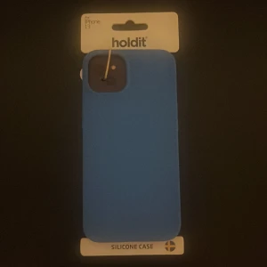 Holdit skal iPhone 13 oanvänd - Oanvänd Holdit skal för iPhone 13 färgen sky blue 