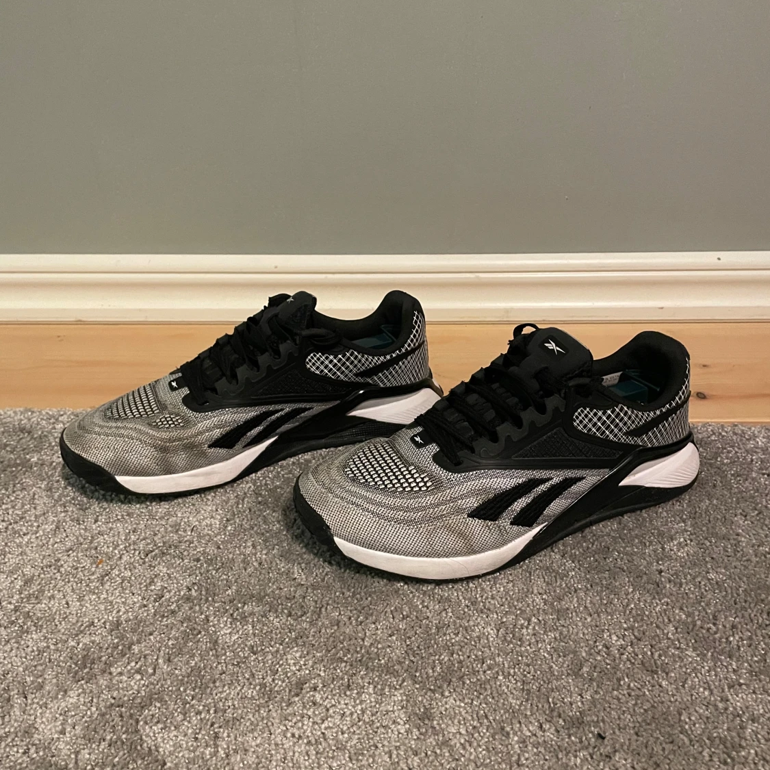 Svarta och grå sneakers från Reebok