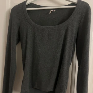 Långärmad Nelly topp - Mörkgrå Nelly topp i storlek M, i väldigt bra skick💕köpt nån gång förra året