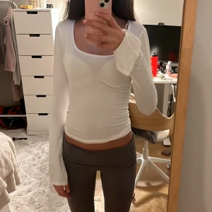 Vit långärmad topp från Gina Tricot - Säljer en stilren vit långärmad topp från Gina Tricot i storlek XS. Toppen har en tight passform och är tillverkad i mjukt material.