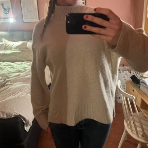 Stickad tröja  - Fin stickad tröja från uniqlo, lite nopprig men i övrigt bra skick!