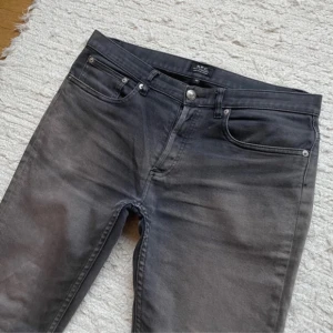 A.P.C. Jeans - Svarta A.P.C. Jeans med sten tvätt, vilket gör dem väldigt fina😍. Näst intill nya inga defekter. Storlek 30. Skulle säga sitter som W30 och L34 Nypris:3000kr. För mer info Dm//