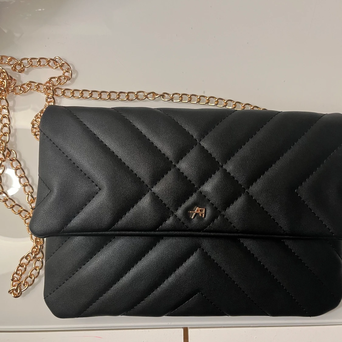 Svart axelväska med guldkedja