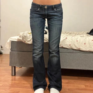 Jeans  - Midjemått: 36cm, innerbenslängd: 85cm ❤️