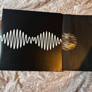 Artic Monkeys AM vinylskiva - Säljer då den inte kommer till användning! Jätte gott skicka och inga repor. Kom privat för fler frågor!