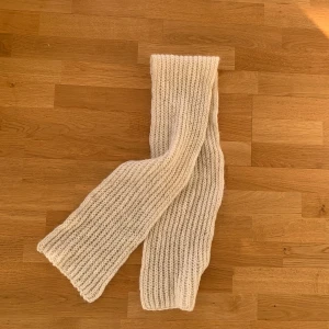 Halsduk/Balaclava - Så fin crémevit halsduk som lätt kan knytas som en balaclava. Bara använt en gång och superbra skick och kvalité! 🩷