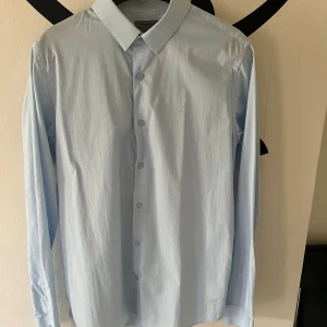 Skjorta Calvin Klein  - Ljusblå finskjorta från Calvin Klein Aldrig använd