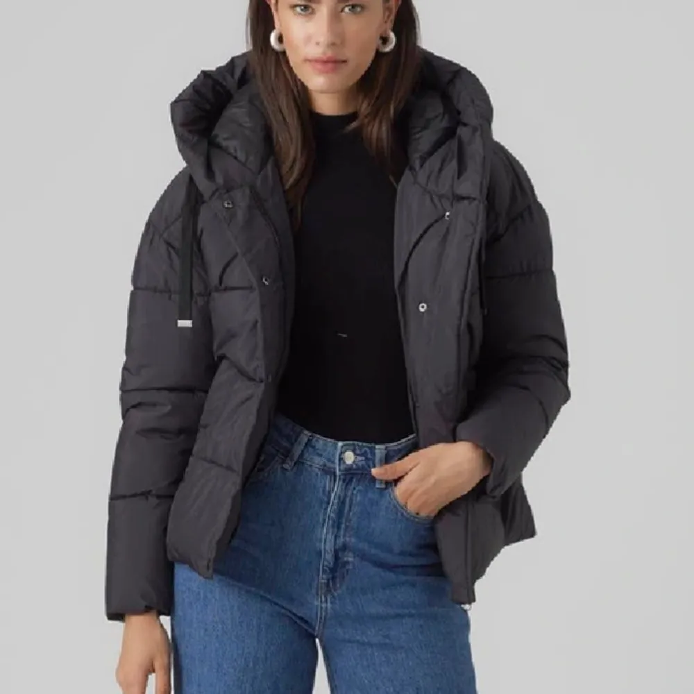 Jacka från Vero Moda i storlek Xs men är som en S då den är oversized. Jackan är endast använd under en vinter och är i superfint skick. Köpt för 550 kr💕. Jackor.