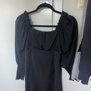 Svart klänning - Svart klänning i bra skick från ONLY i storlek XS💗