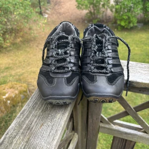 Allrounder by mephisto svarta skor  - Säljer ett par svarta skor från Allrounder by Mephisto. Skorna är i bra skick och har använts sparsamt. De är bekväma och har en bra sula.även ny tvättade.storlek 37!