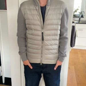 Woolrich cardigan - Woolrich cardigan, Storlek M passar 170-175,skick 10/10, använd fåtal gånger, pris 1499 kr