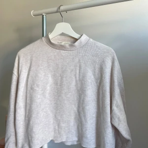 Tröja - Fin tröja i bra skick använt fåtal ggr, strl M. Croppad modell. 