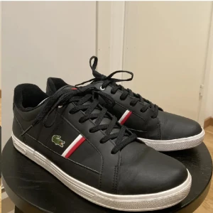 Lacoste skor - Säljer nu ett par Lacoste skor i st-45 men dom passar nog bra för dom som har 44 också. dom är väldigt sköna att gå i och Bara å höra av er👍🏼🤝