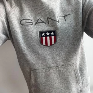 Gant hoodie - Grå gant hoodie i superbra skick, knappt använd. Säljer för att jag har flera liknande tröjor. Skriv för fler bilder eller om du har frågor! 