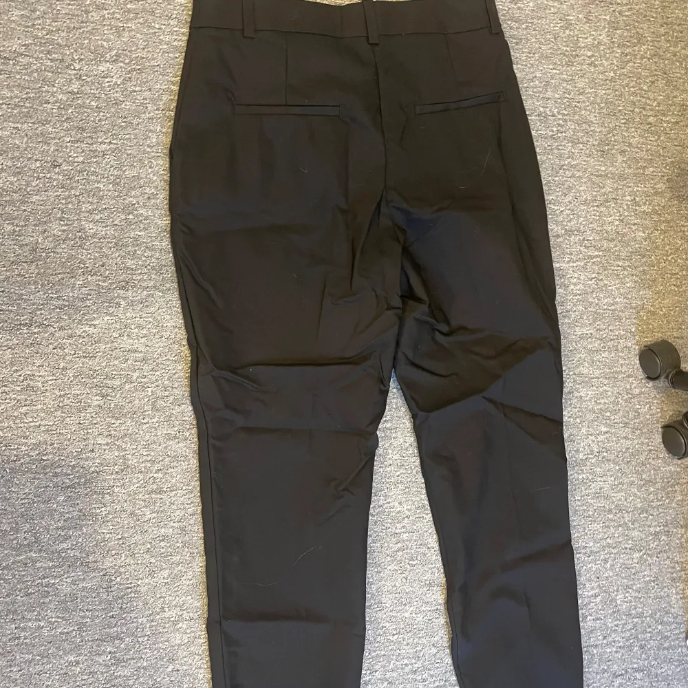 Svarta chinos från Hm i Strl 40. Aldrig använda. . Farkut & Housut.