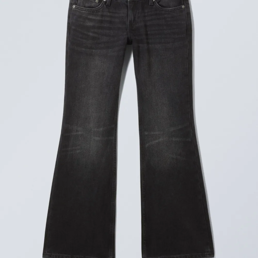 Har ett par svarta Nova bootcut jeans från Weekday i storlek 28/32. Skulle gärna byta mot en större storlek eller sälja då de är för små. Knappt använda, helt i nyskick. Inga skador eller defekter. För fler bilder eller frågor om pris hör av er!. Jeans & Byxor.