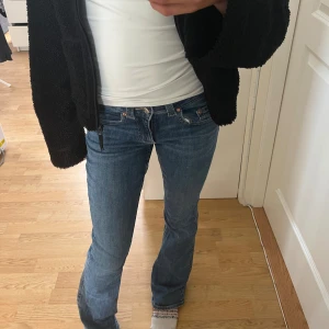 Snygga Bootcut lågmidjade jeans 😍 - Säljer dessa super snygga Gina Tricot jeans då de är lite för stora och ej kommer till användning. De är de är det helt nytt skick och i princip aldrig använda längre tror inte heller att de säljs längre😍 priset går att diskutera!! 
