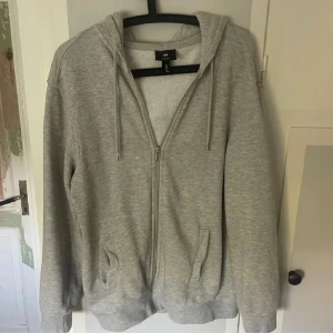 Ziptröja h&m  - Grå helzip tröja från h&m nypris 399 mitt pris 149 storlek s använd fåtal  ggr  skick 9/10