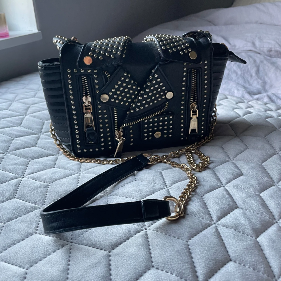 Svart väska med nitar 