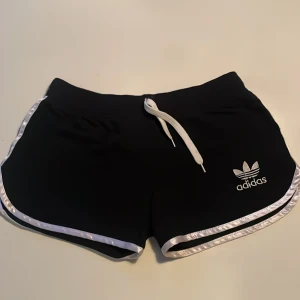 Adidas shorts - Shorts i nytt skick. Kan inte ens komma ihåg att jag använt dom här. Men de är i skönt material. Inga defekter.