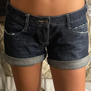Lowwaist jeansshorts - Köptes secondhand, är därför avklippta men uppvikta. Midjan är ca 20 cm rakt över.