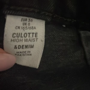 Snygga jeans - Svarta jeans i bra skick. Perfekt att sy om till kjol om man inte gillar högmidjade jeans