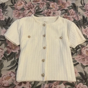 Hm kofta/tröja - Hm kofta i nyskick och är jättefin. Passar vita kjolar eller klänningar. 