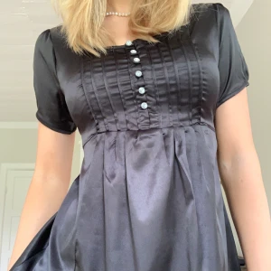 Svart topp - 🖤 Blair Waldorf-topp 🖤 Kan användas som klänning om man är kortare 🖤 Storlek M men går att justera där bak 🖤 Passar mig som är en S 🖤 Köpt secondhand