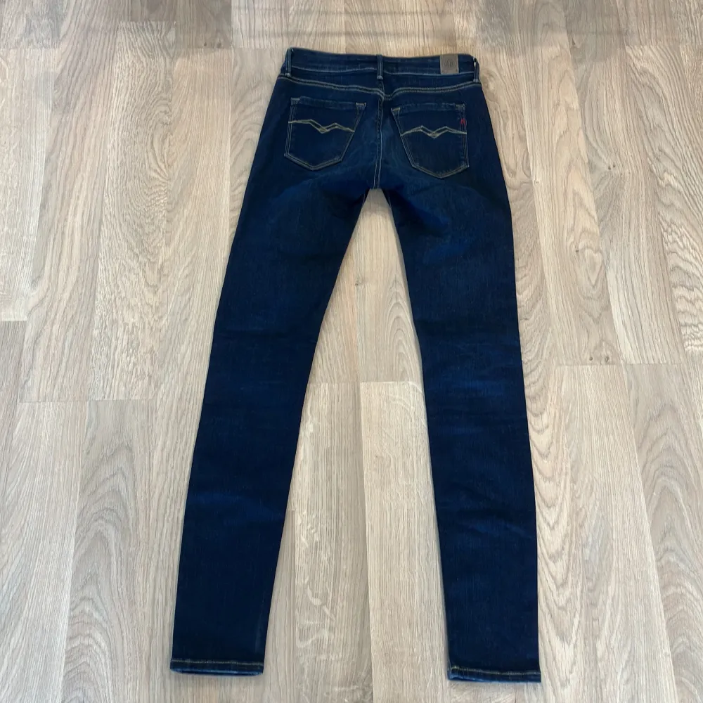 Snygga replya jeans som är 9/10 skick de är i modellen hyperflex nypris 1400 vårat pris 349 kan gå ner i pris vid snabb köp . Jeans & Byxor.