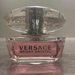 Bright chrystal - Versace  - Nästan full flaska, använts lite men säljer nu denna parfym då den inte passar mig. Eau de toilette, 50 ml.  Finns att hömta vid Gärdet.