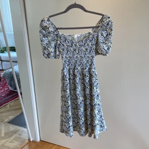 Blommig klänning - Fin blommig klänning från H&M i storlek xs med rynkad överdel. Nyskick, använd två gånger