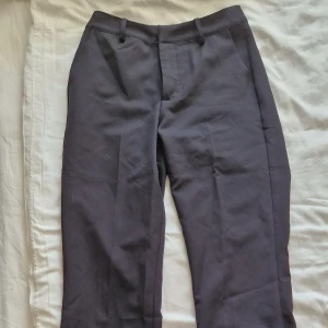 Kostymbyxor  - Långa kostymbyxor, går hela vägen ner på mig (är 172 cm lång) Använd fåtal gånger, väldigt bra skick. 