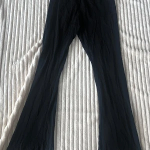 Svarta bootcut leggings - Jag säljer ett par svarta bootcut leggings från Cubus i storlek 170. Använda ganska många gånger men de är fortfarande i ett bra skick!