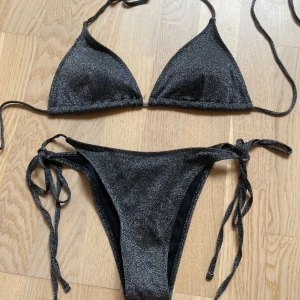 Bikini - Bikiniset som är glittrig