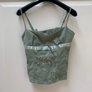 Grön topp - 💚Häftigt grönt linne med fina detaljer