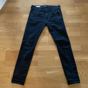 Svarta Replay jeans  - Hej säljer mina svarta Replay jeans, inga hål eller skrapmärken.