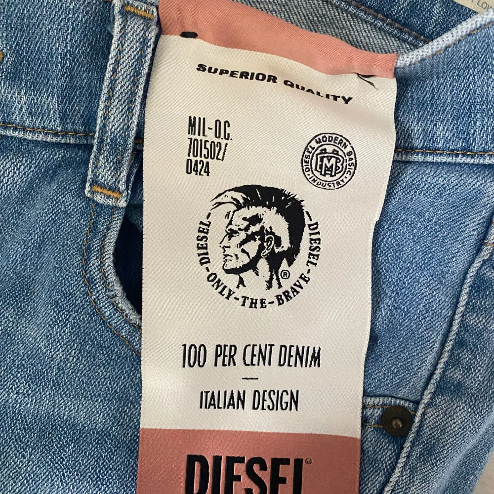 Helt nya D-ebbey bootcut lowaist diesel jeans, säljer då de inte passade mig! Ny pris 1500!💗Kan tänka mig att sänka priset vid snabb affär. Jeans & Byxor.