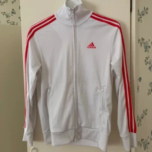 Vintage Adidas-tröja - Vintage Adidas! Köptes under 00-talet så går ej att hitta längre🤍💖