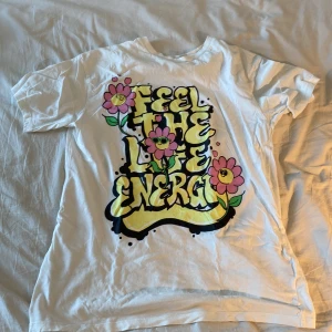 Fin oversize T-shirt passar till allt💛🩷💚🤍 - Oversize T-shirt fint skick 