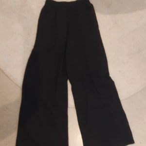 Vida mjukisbyxor  - Svarta vida mjukisbyxor ifrån H&M. Använda ett fåtal gpnger och är därför i jättebra skick utan defekter.