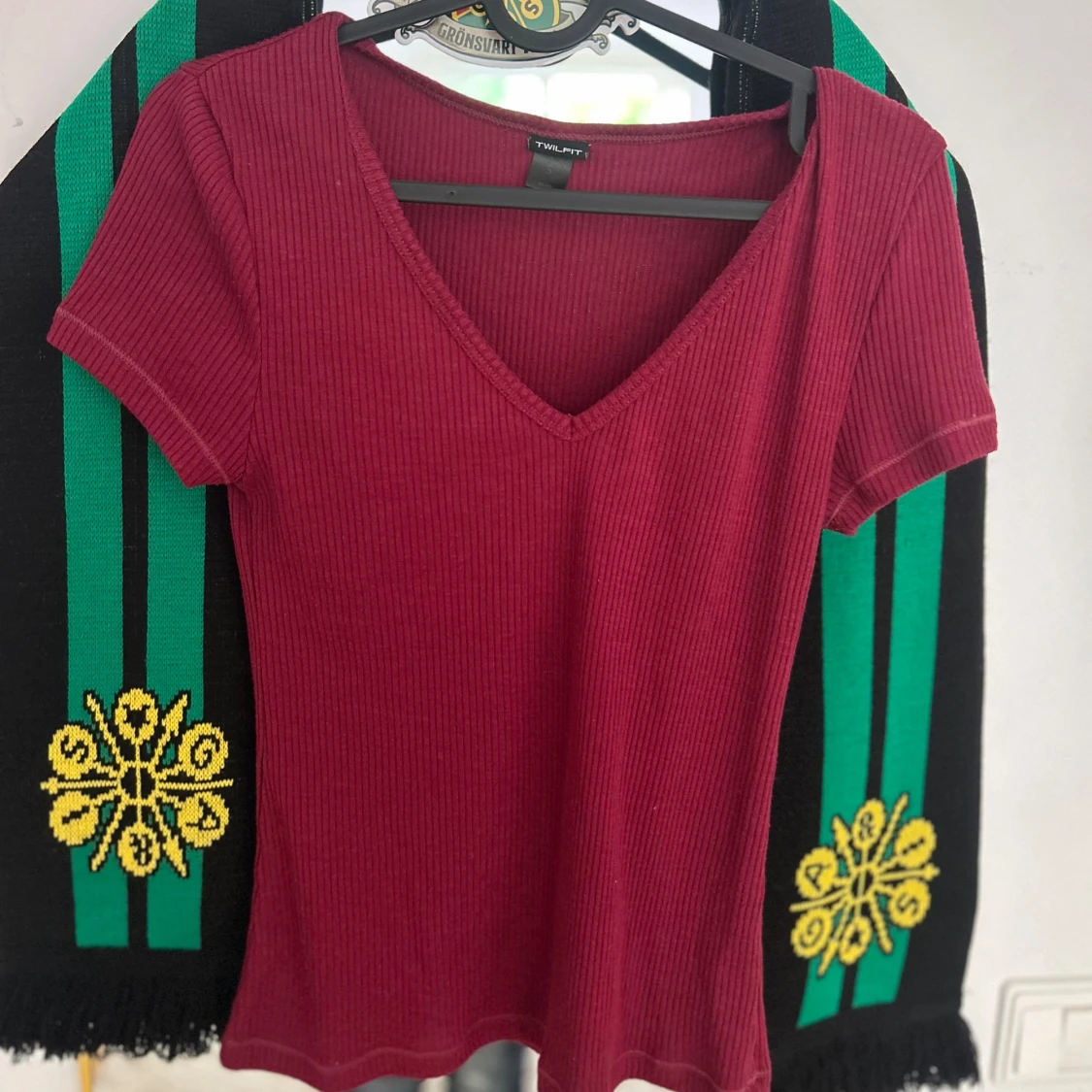 Vinröd ribbad topp - 91